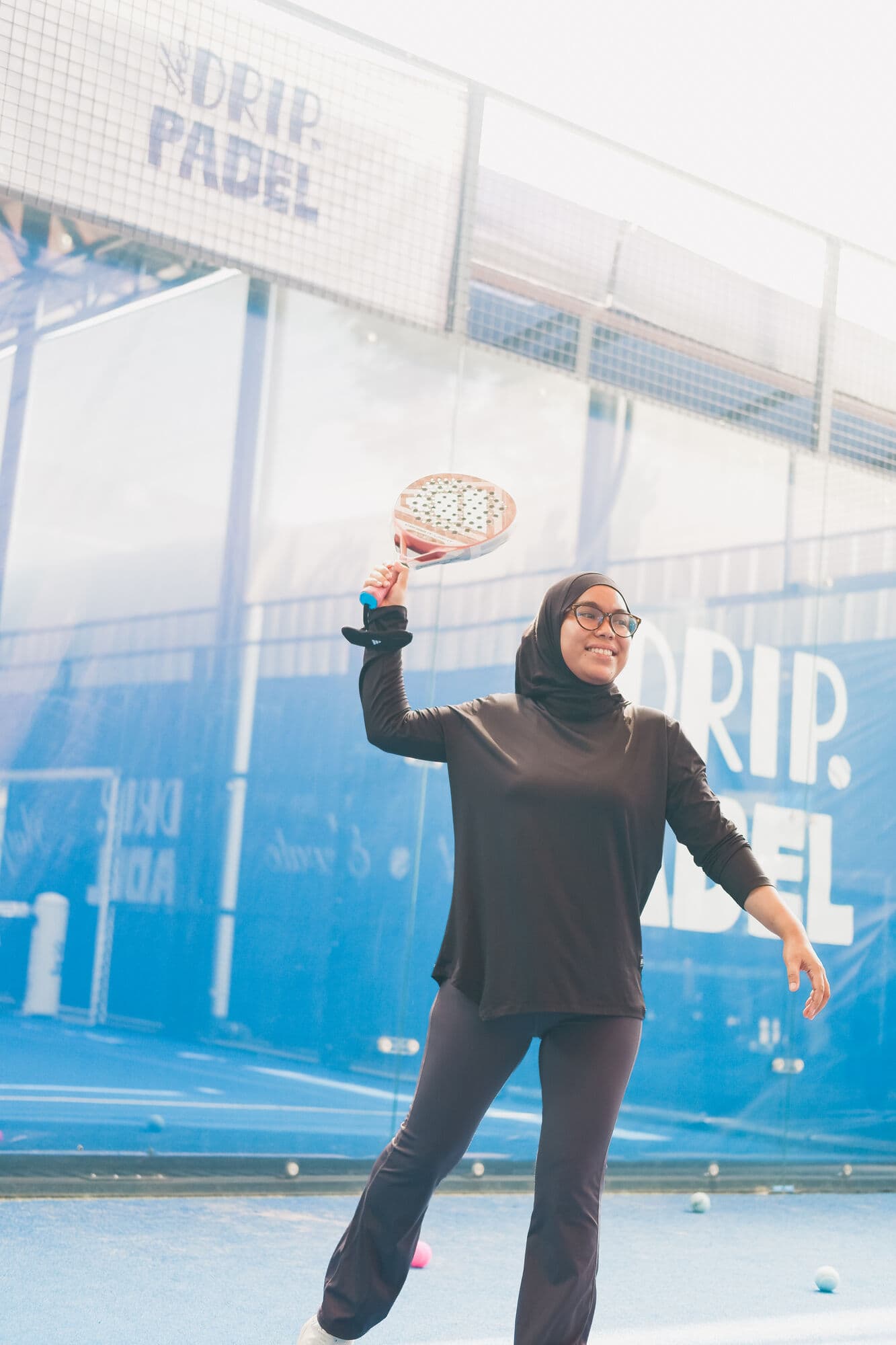 Sekelompok pemain padel foto bareng di lapangan