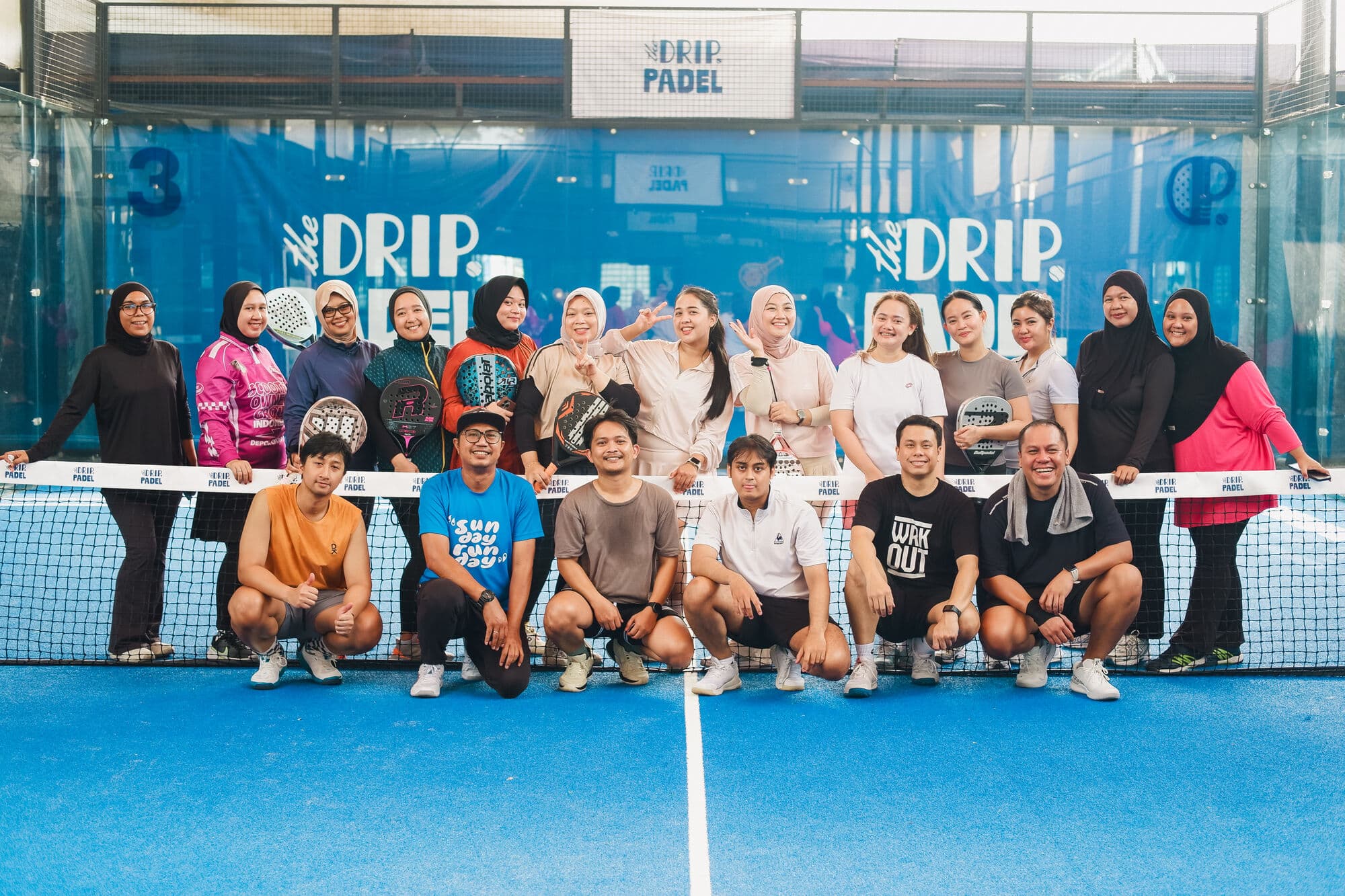 Lapangan padel kosong dengan dinding kaca