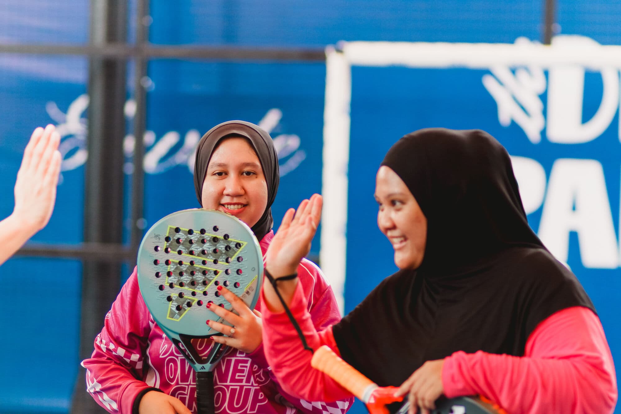 Pemain rayakan poin menang di lapangan padel